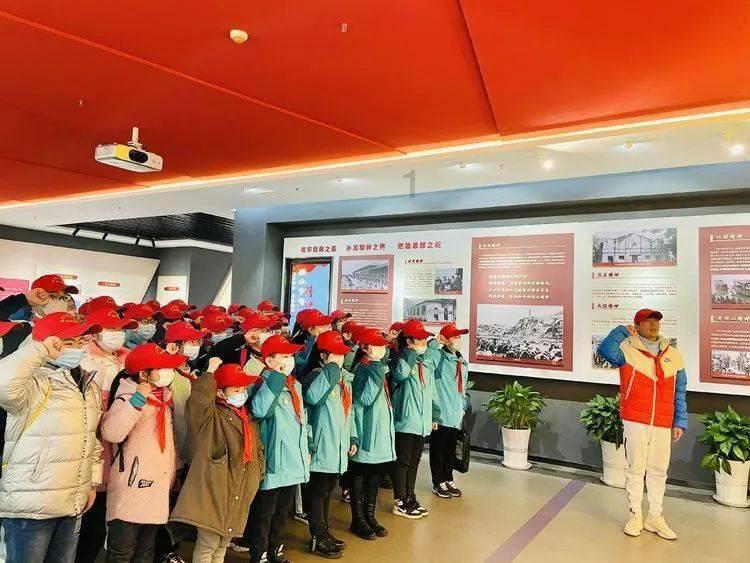 64岁任达华被捅伤入院，经纪人曝行凶者精神有问题
